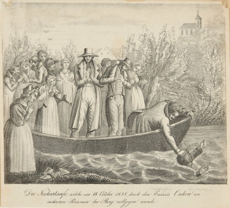 Auf einem Boot und am Ufer stehen Menschen, während ein Mann eine Person an der Spitze des Bootes unter Wasser drückt