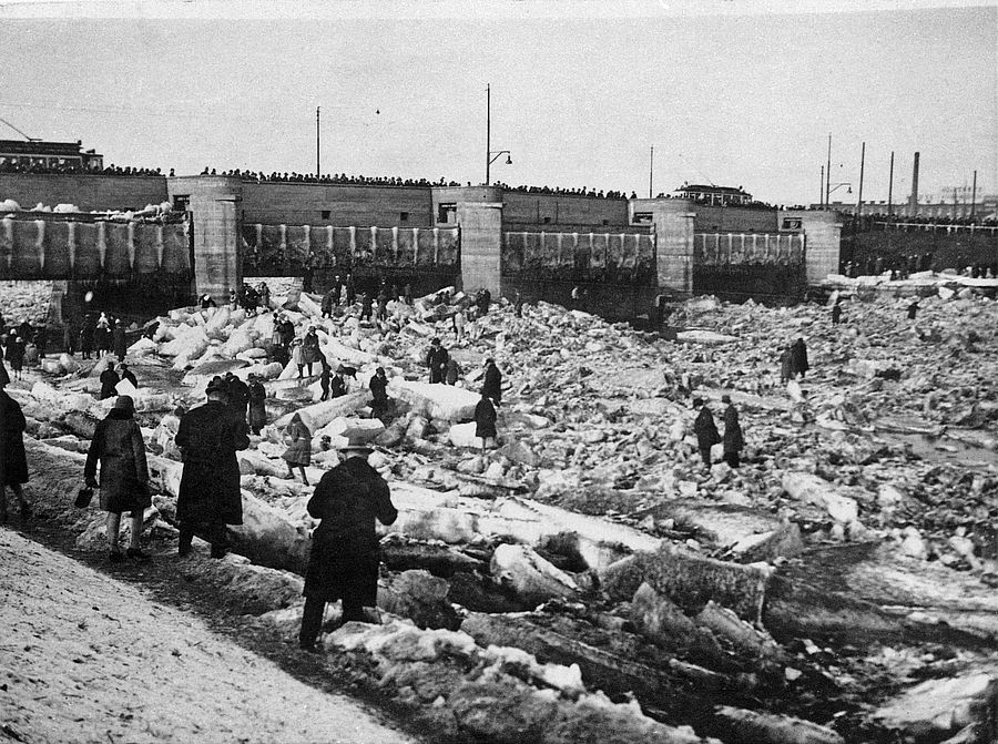 Eisblöcke im Neckar in Untertürkheim im Februar 1928 mit Menschen